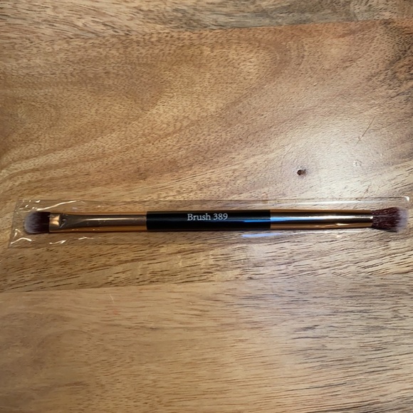 AISLING ORGANICS | Eco-Luxe Eyeshadow Brush 389 - Picture 2 of 4